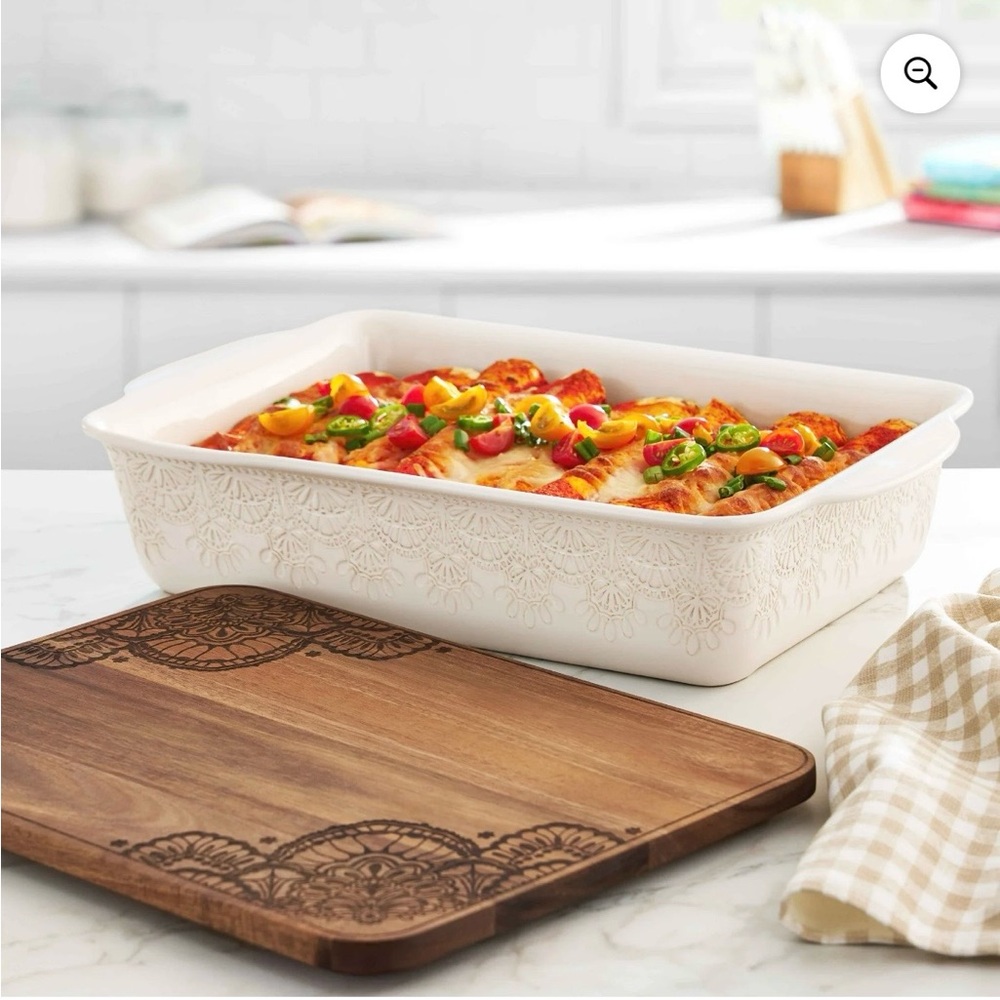 Pioneer Woman Vintage Lace 9" x 13" Ceramic Baker Acacia Wood Lid Linen